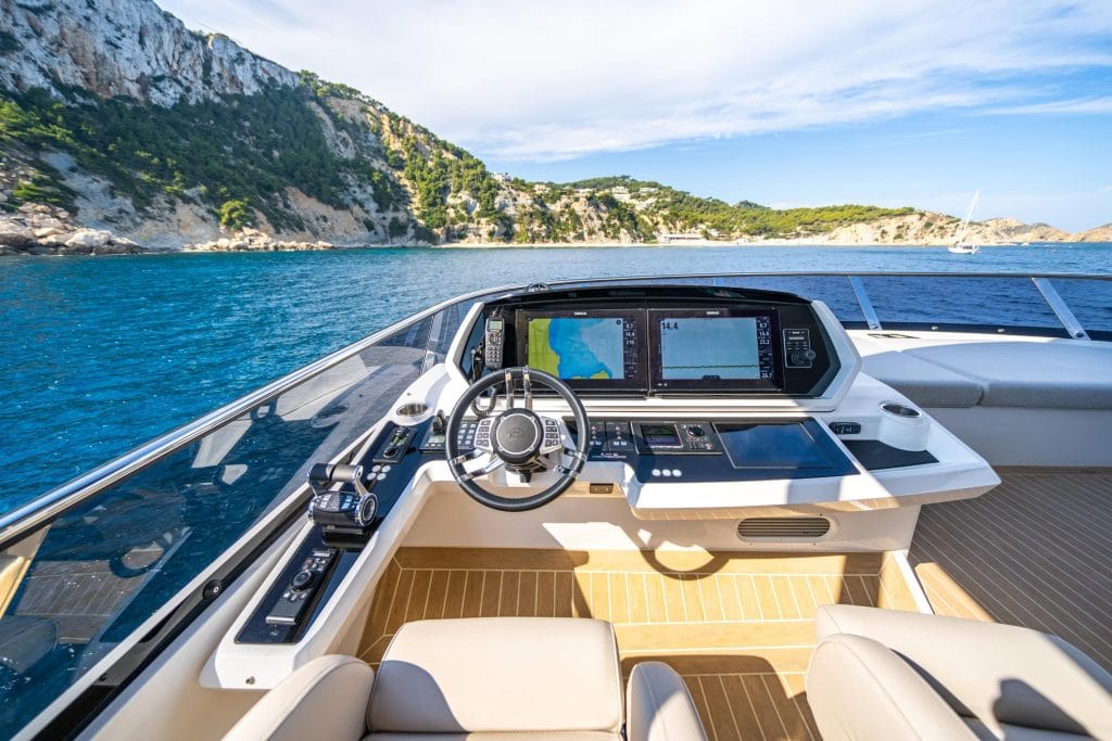 Timone di uno yacht di lusso nel Mar Mediterraneo